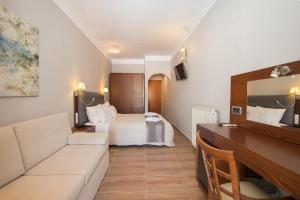TV a/nebo společenská místnost v ubytování OPERA BLUE Hotel Gouvia Corfu