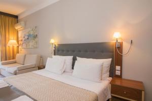 Postel nebo postele na pokoji v ubytování OPERA BLUE Hotel Gouvia Corfu
