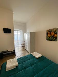 1 dormitorio con 1 cama verde grande en una habitación en B&B da Mimino e Franceschina, en Crispiano