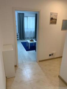 um corredor com um quarto com uma mesa em Apartment Pitesti em Piteşti
