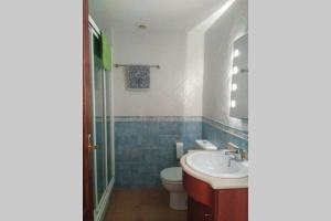 une salle de bain avec un lavabo et des toilettes dans l'établissement Villa Juan, à L'Eucaliptus