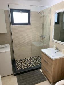 bagno con doccia e lavandino di Apartment Pitesti a Piteşti
