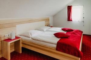 Ein Bett oder Betten in einem Zimmer der Unterkunft Gasthof Wunder