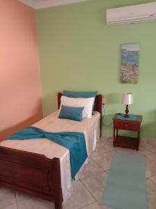 1 dormitorio con 1 cama y 1 mesa con lámpara en Maliana Star, en Tetuán