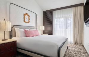 sypialnia z dużym białym łóżkiem i oknem w obiekcie Palmoro House w mieście Santa Barbara