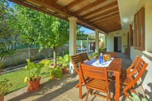 A garden outside Villa Gotmar by Sealand Villas