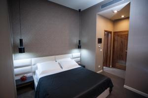 Postel nebo postele na pokoji v ubytování La Bohème Hotel