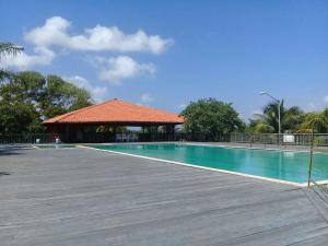 een groot zwembad met een prieel ernaast bij Chalé em Barreirinhas 599,00 6 pessoas in Itaqui