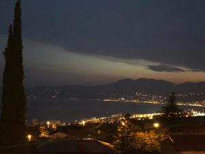 uma vista para uma cidade e um corpo de água à noite em Studio apartment Milla em Rijeka