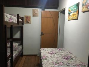een slaapkamer met 2 stapelbedden en een deur bij Chalé em Barreirinhas 599,00 6 pessoas in Itaqui