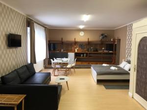 TV a/nebo společenská místnost v ubytování Árkád Apartmanház Szeged