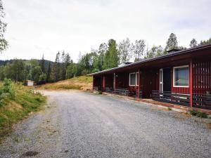 uma casa ao lado de uma estrada de terra em Stayin Borgafjäll - Tuffa Lillan - Bo bakom hotellet em Borgafjäll