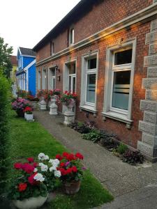 eine Reihe von Häusern mit Blumen vor ihnen in der Unterkunft Gartenblick in Oldenburg