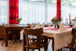 Ein Restaurant oder anderes Speiselokal in der Unterkunft Hotel du Pont 