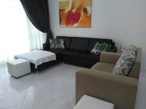 sala de estar con sofá y mesa en 3 dorms com vista a 250 mts do mar no centro da Meia Praia Itapema, en Itapema