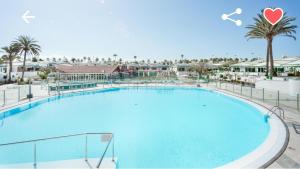 duży basen w ośrodku z sercem w obiekcie Bungalow con piscina Maspalomas w mieście Maspalomas