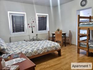 1 dormitorio con cama, mesa y escalera en Apartments Doris, en Kruševo