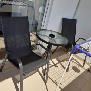 un tavolo con due sedie e un tavolo in vetro con sedia di Apartman Jovanka 2 a Trebinje