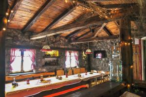 Lounge alebo bar v ubytovaní *****Pool house with beautiful seaview,big garden and old tavern*****