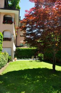 een boom in een tuin naast een gebouw bij Appartamento rosada in Stresa