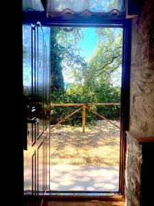 RuotaにあるMondo Pazzoの庭の景色を望む開放的なドア