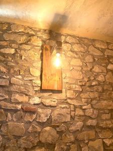 una luz en la pared de una pared de piedra en Mondo Pazzo, en Rota