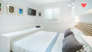 biała sypialnia z łóżkiem i telewizorem w obiekcie Bungalow con piscina Maspalomas w mieście Maspalomas +32 zdjęcia