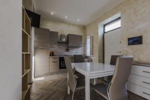 A kitchen or kitchenette at La Casa di Sara