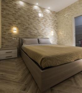 A bed or beds in a room at La Casa di Sara