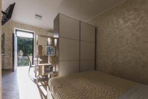 A bed or beds in a room at La Casa di Sara