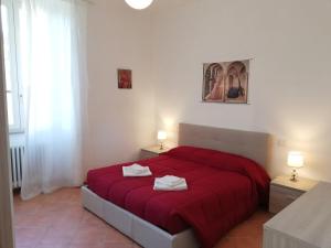A bed or beds in a room at Casa di Pietro Aretino, Arezzo Centro Storico 4-8 letti