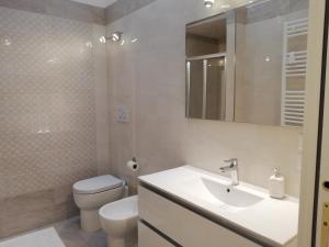 A bathroom at Casa di Pietro Aretino, Arezzo Centro Storico 4-8 letti