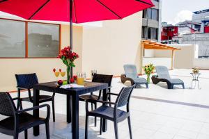 基多Báltico的庭院里配有桌椅和红伞