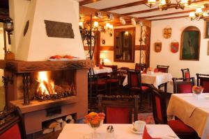 ein Speisesaal mit Kamin in einem Restaurant in der Unterkunft Hotel Wappenstube in Erbach
