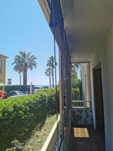 einen Balkon eines Hauses mit Meerblick in der Unterkunft Vue Mer à 20 mètres de la plage ! in Six-Fours-les-Plages