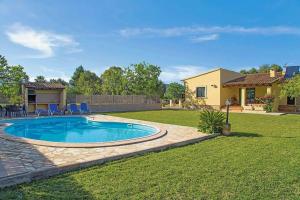 a yard with a swimming pool and a house at Villa Vilar by Sealand Villas in El Port