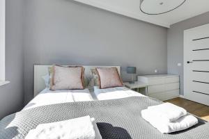 Łóżko lub łóżka w pokoju w obiekcie Comfort Apartments Wyspiańskiego