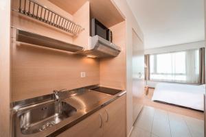 Llit o llits en una habitació de Starling Hôtel Résidence Genève