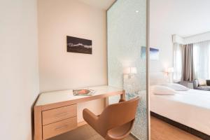 Llit o llits en una habitació de Starling Hôtel Résidence Genève