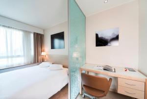 Llit o llits en una habitació de Starling Hôtel Résidence Genève
