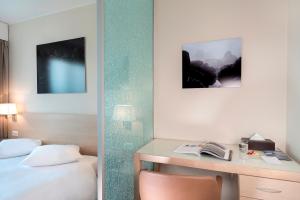 Llit o llits en una habitació de Starling Hôtel Résidence Genève