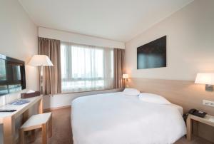 Llit o llits en una habitació de Starling Hôtel Résidence Genève