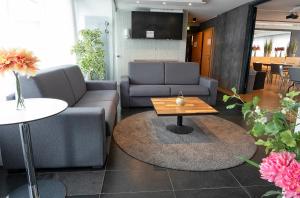 uma sala de estar com dois sofás e uma mesa de centro em B14 Hostel em Reiquiavique