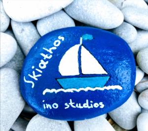 斯基亚索斯镇Ιno Skiathos的蓝色的岩石,上面有帆船