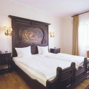 Una cama o camas en una habitación de Schloßhotel Kurfürstliches Amtshaus Dauner Burg