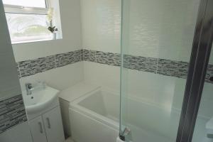 Un baño con ducha, inodoro y lavabo. en The Harvest 2, en Canterbury