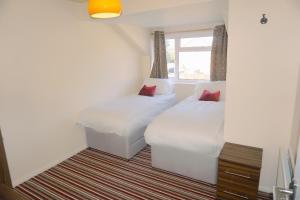 una habitación con dos camas y una ventana en The Harvest 2, en Canterbury