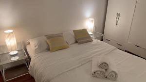 カンヌにある3 pièces Haut De Gamme Suquet Cannesのベッドルーム1室(白いベッド1台、ナイトスタンド2台付)