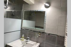Ένα μπάνιο στο Calme dans Maison de village 60M2 super confort