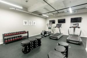 紐瓦克的住宿－Kislak 302 Spacious 1BR in Heart of Downtown，一间健身房,里面配有跑步机和机器